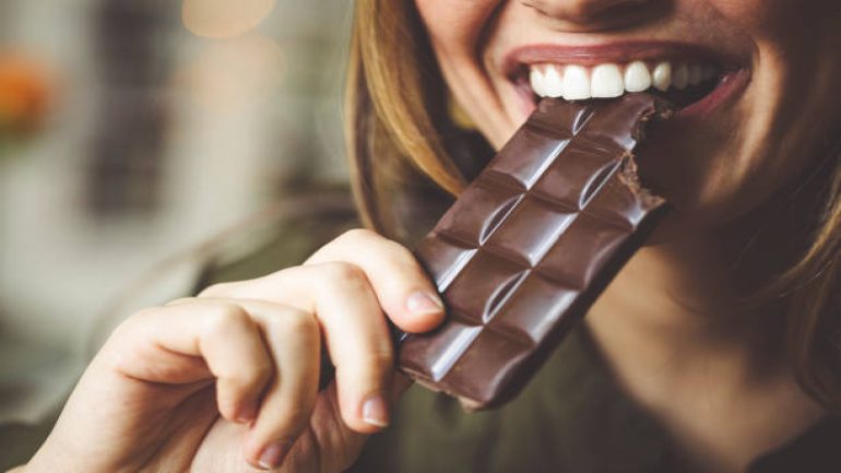 girl eating chocolat  - تفسير الاحلام اونلاين