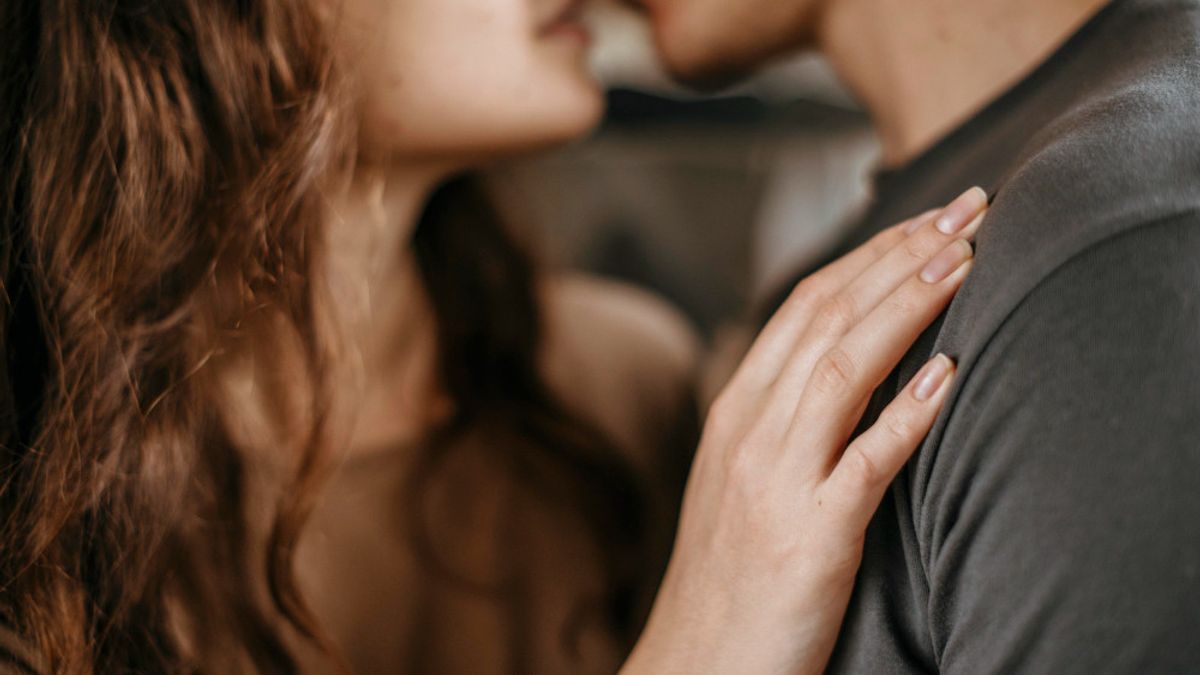 Οι 20 πιο σημαντικές ερμηνείες του να δεις το φιλί σε ένα όνειρο από την αγαπημένη στην ανύπαντρη γυναίκα, σύμφωνα με τον Ibn Sirin - ερμηνεία των ονείρων στο διαδίκτυο
