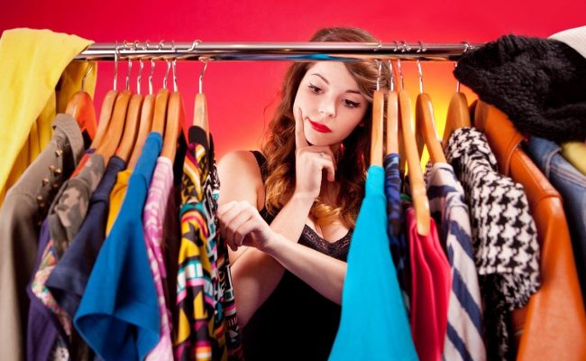 تفسير حلم شراء الملابس للعزباء