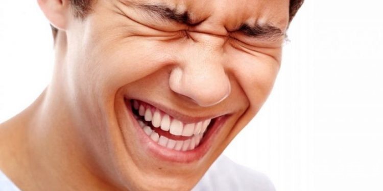 تفسير حلم ضحك الاستهزاء في المنام
