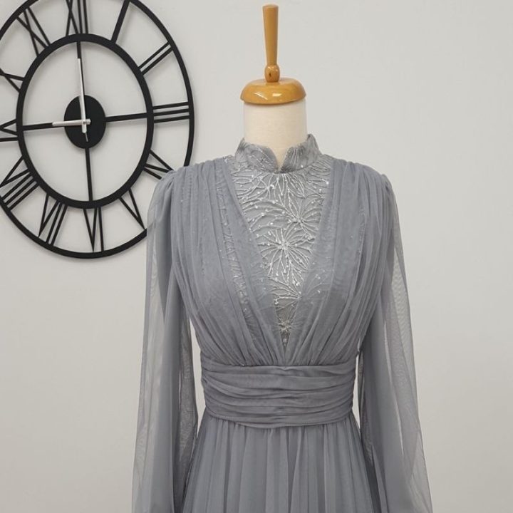 အိပ်မက်ထဲတွင် မီးခိုးရောင်ဝတ်စုံ