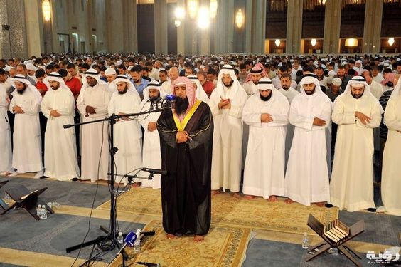 من راى انه يصلى إماما بالناس