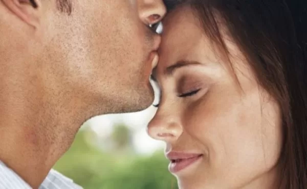 تفسير حلم تقبيل رأس شخص اعرفه