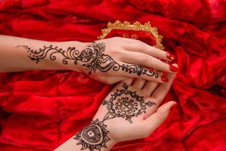 الحلم بالحناء في اليد للمتزوجة