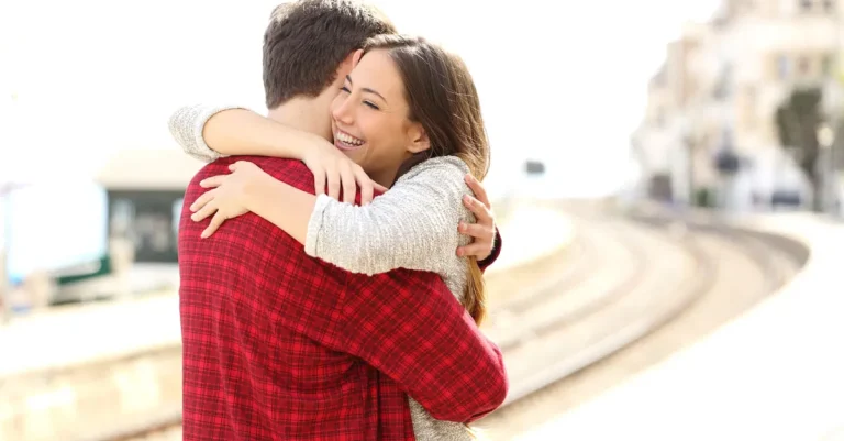 الحلم بضم شخص