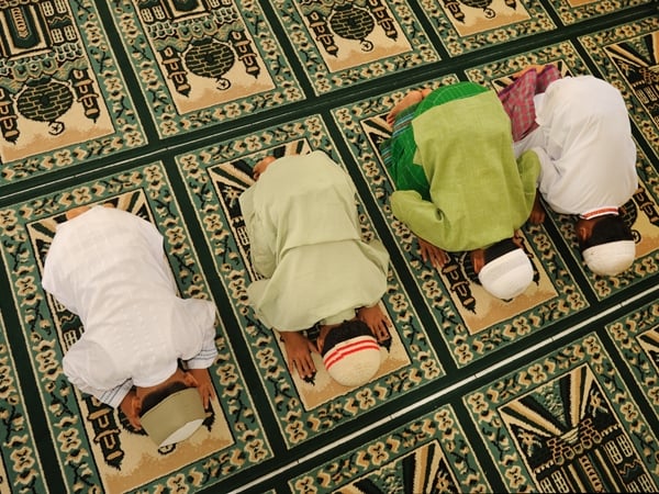 الحلم بصلاة العشاء للعزباء