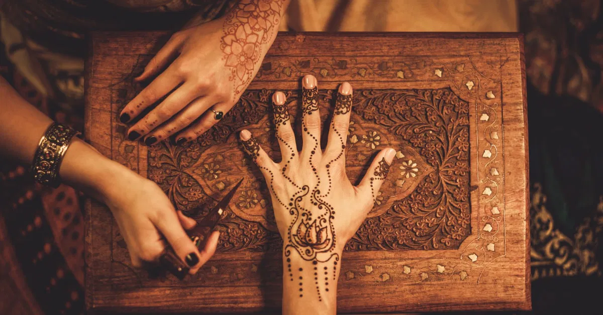 الحلم بالحناء في اليدين