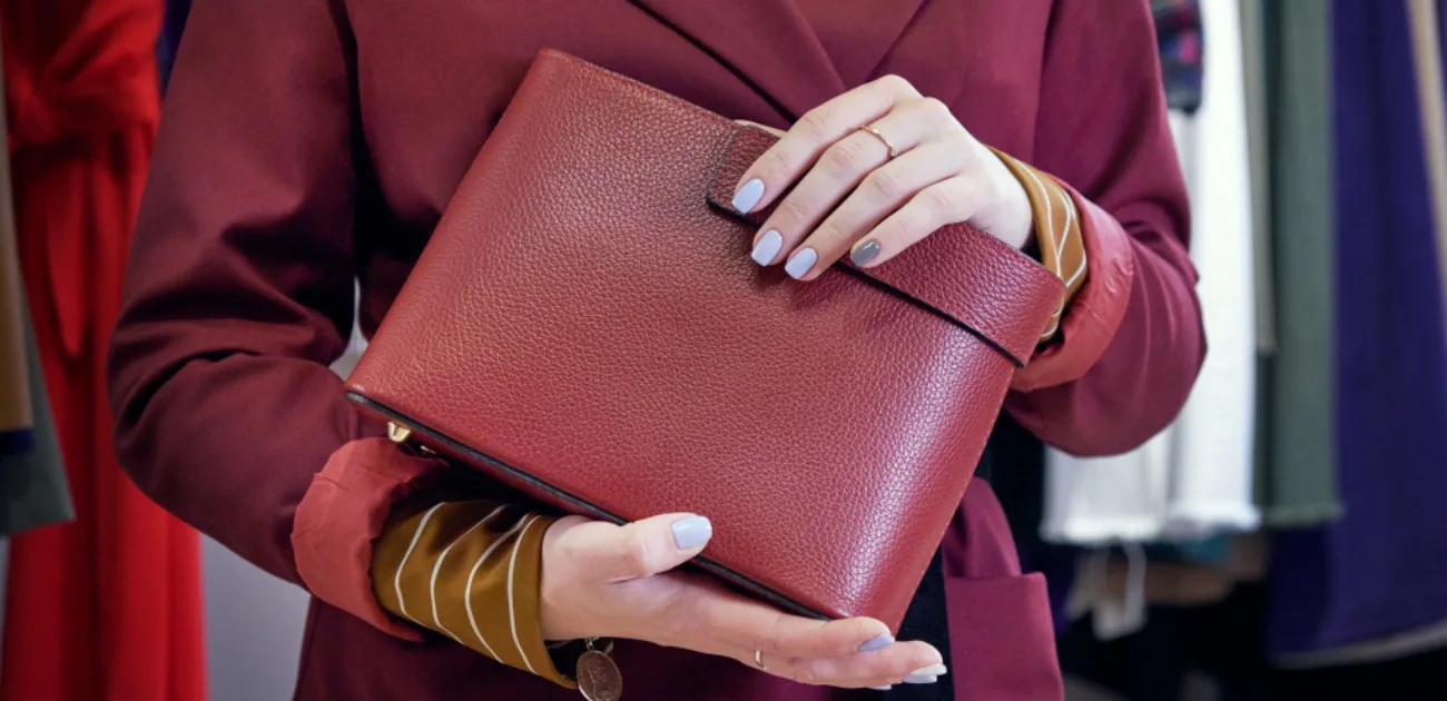 الحلم بالحقيبة اليد